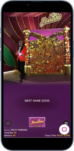 Crazy Time-presentator loopt naar het Pachinko-bonusbord